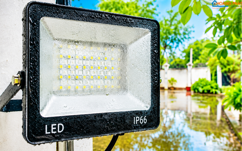 Đèn Pha LED Ngoài Trời Bị Vào Nước, Hấp Hơi: Nguyên Nhân & Cách Khắc Phục Triệt Để